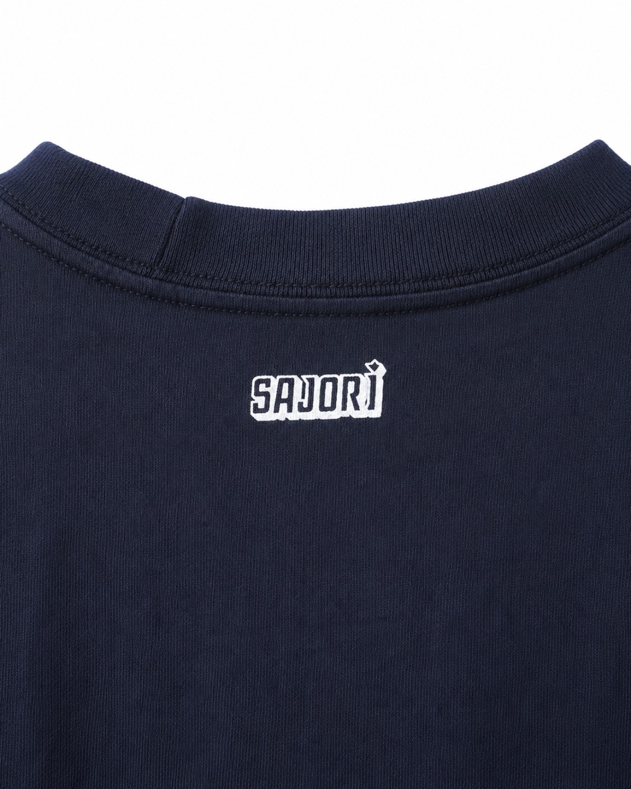Detalle del bordado Sajorí en la camisa