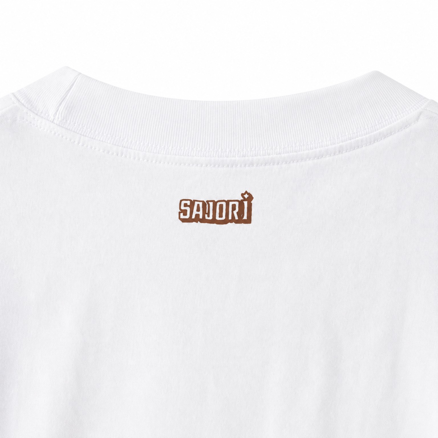 Detalle posterior de la camisa blanca Sajorí