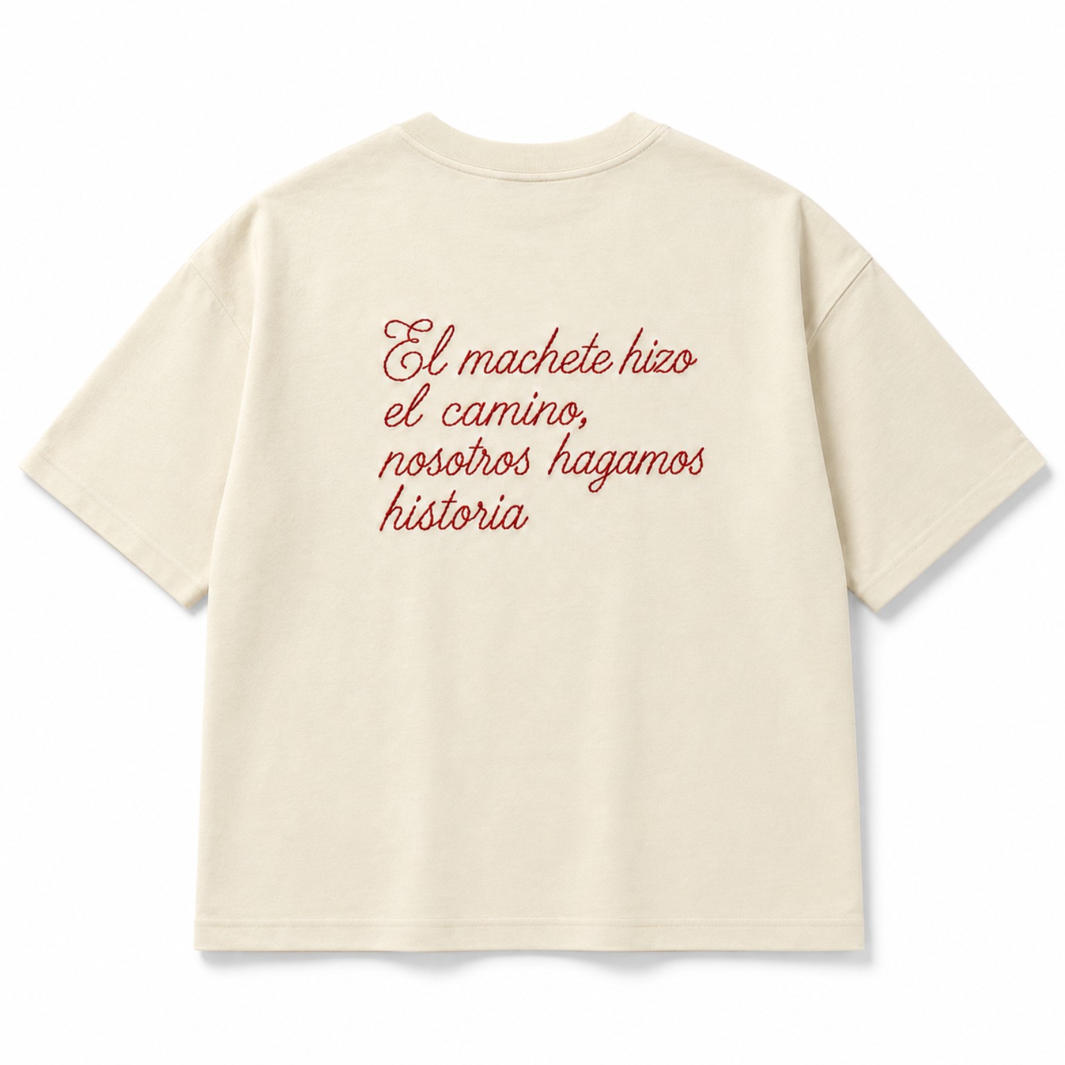 Espalda de camisa crema box fit con El machete hizo el camino bordado