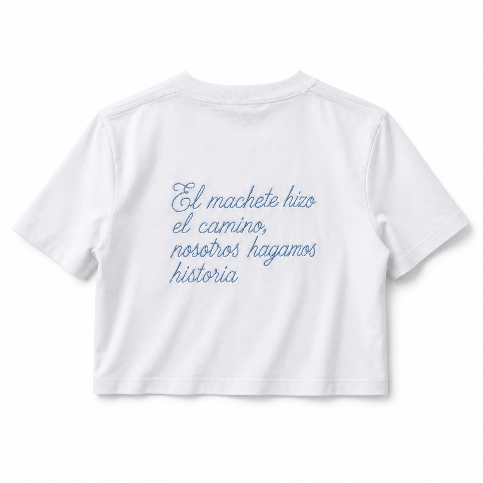 Espalda del crop top blanco con mensaje bordado