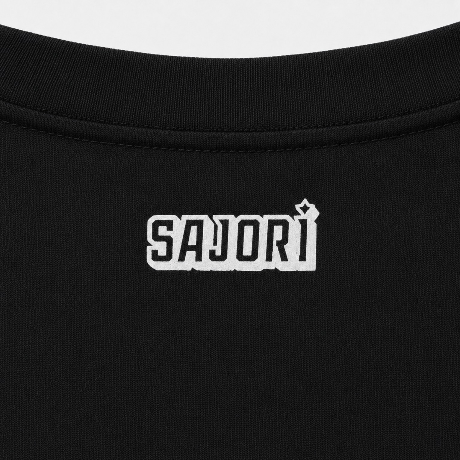 Detalle posterior del crop top negro Sajorí