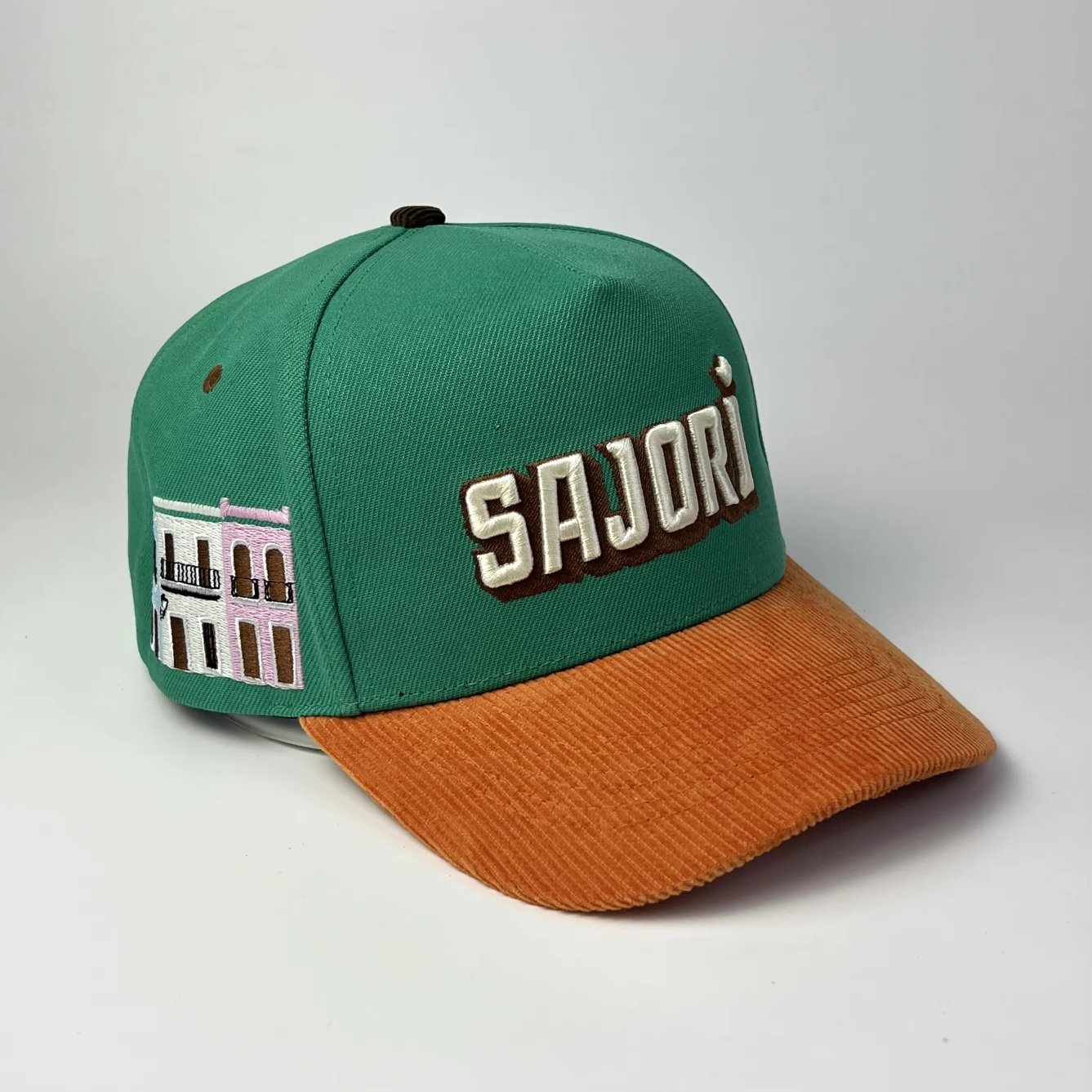 Gorra Casco Urbano verde con visera anaranjada y edificios bordados